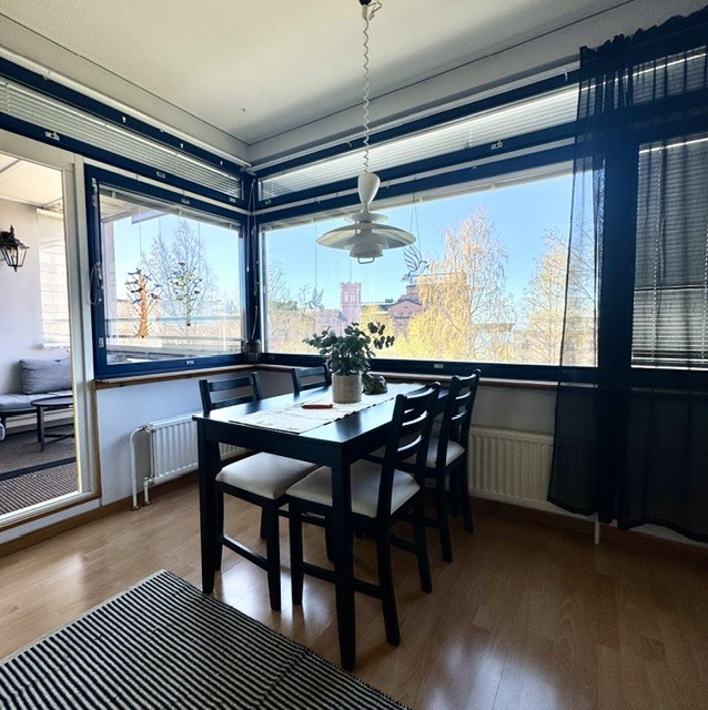 Ruokailutila panoraamaikkuna kaupunkinäkymällä